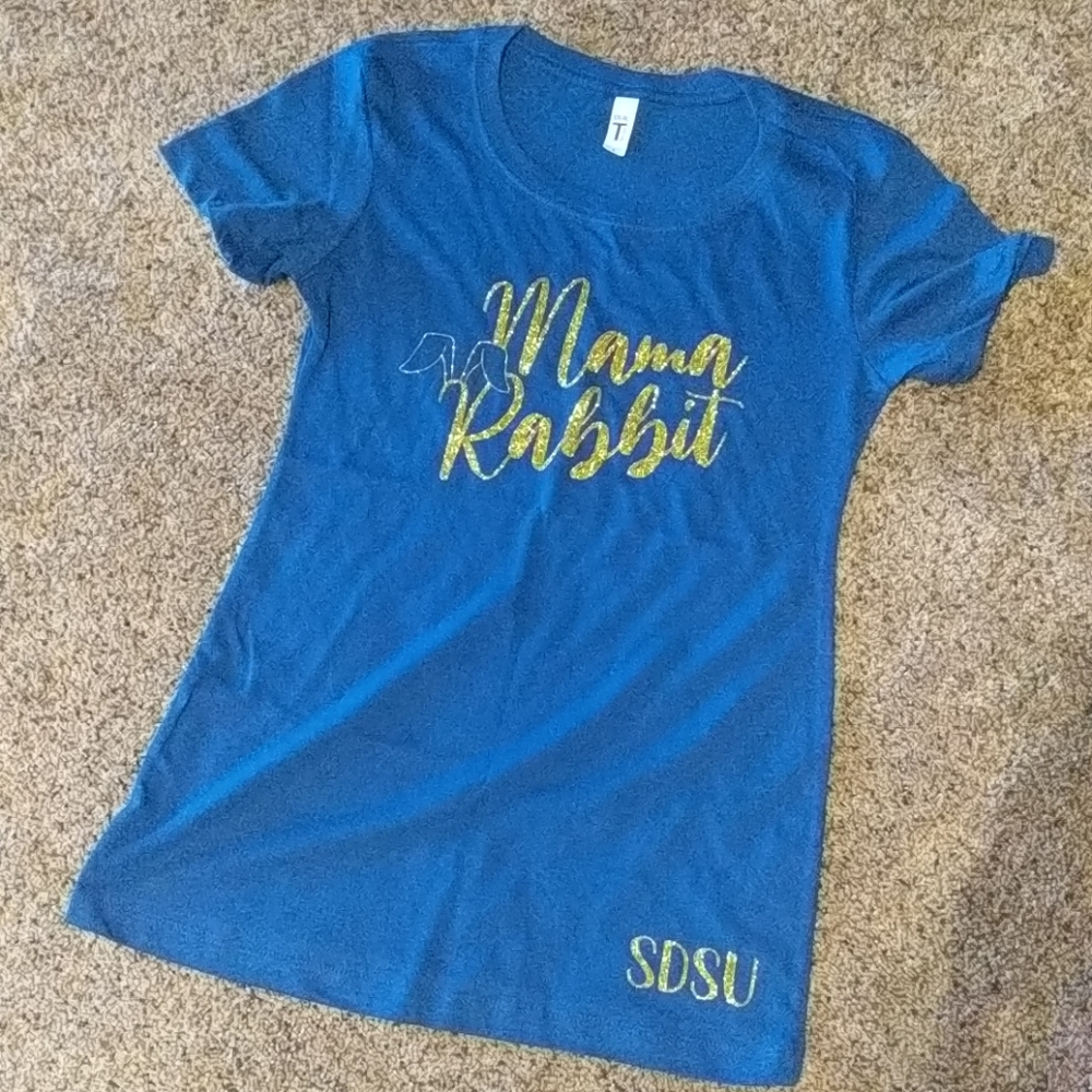 NWOT SDSU Mom t-shirt